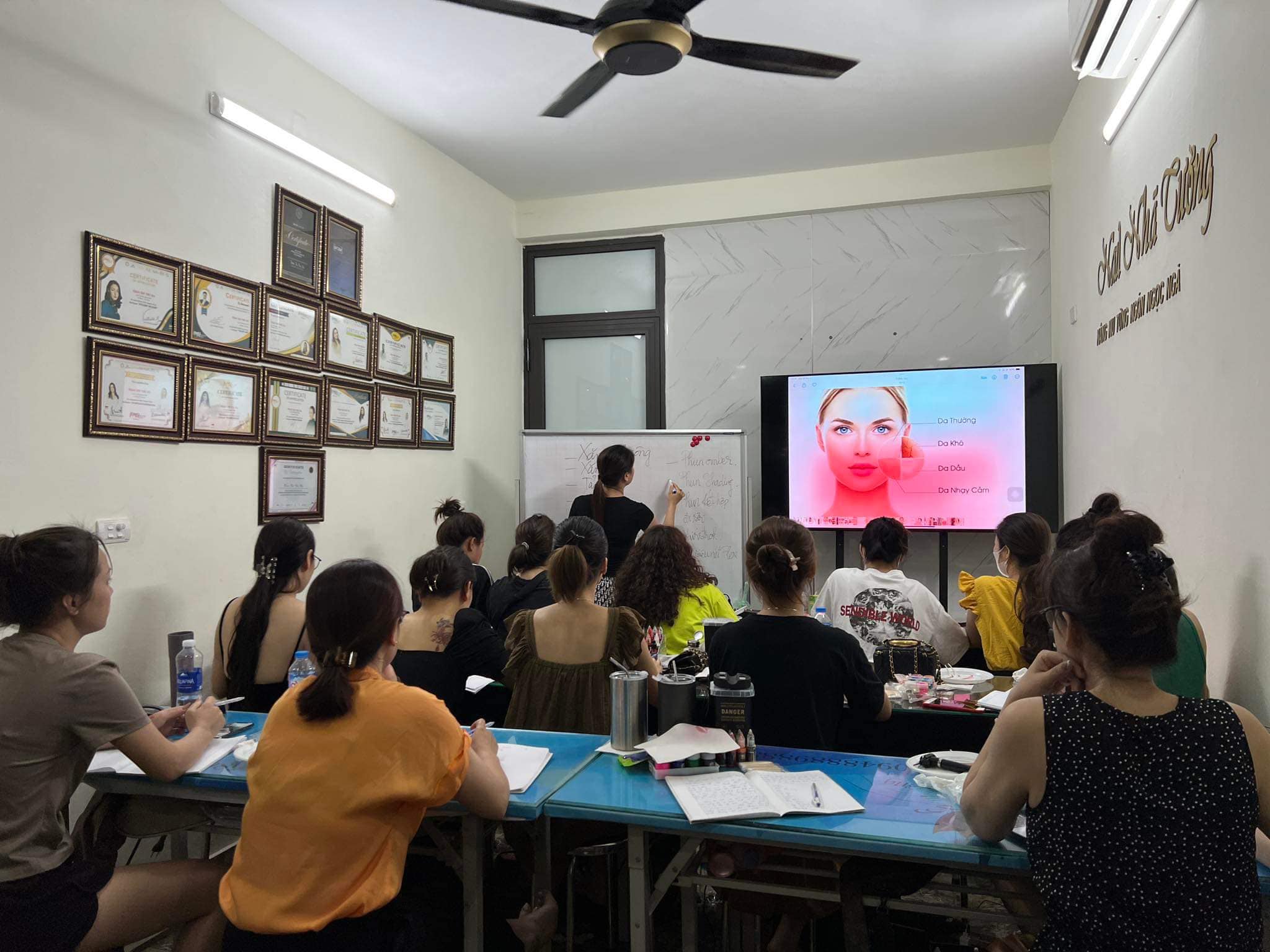 Tìm hiểu trung tâm dạy nail uy tín tại Hà Nội